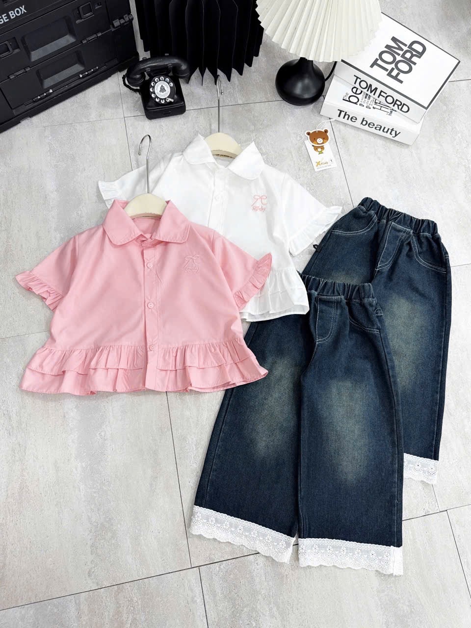 Sét áo sơ mi hồng trắng quần bò phối ren xk bé gái