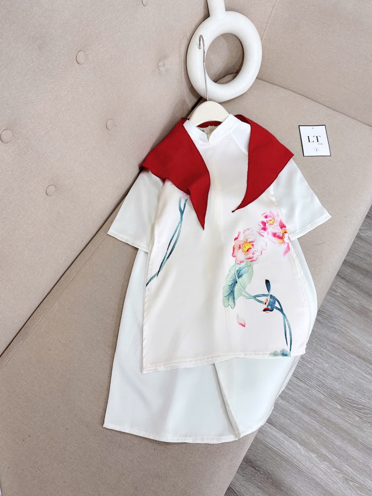 Áo dài lụa kèm cài huy hiệu và khăn bé gái