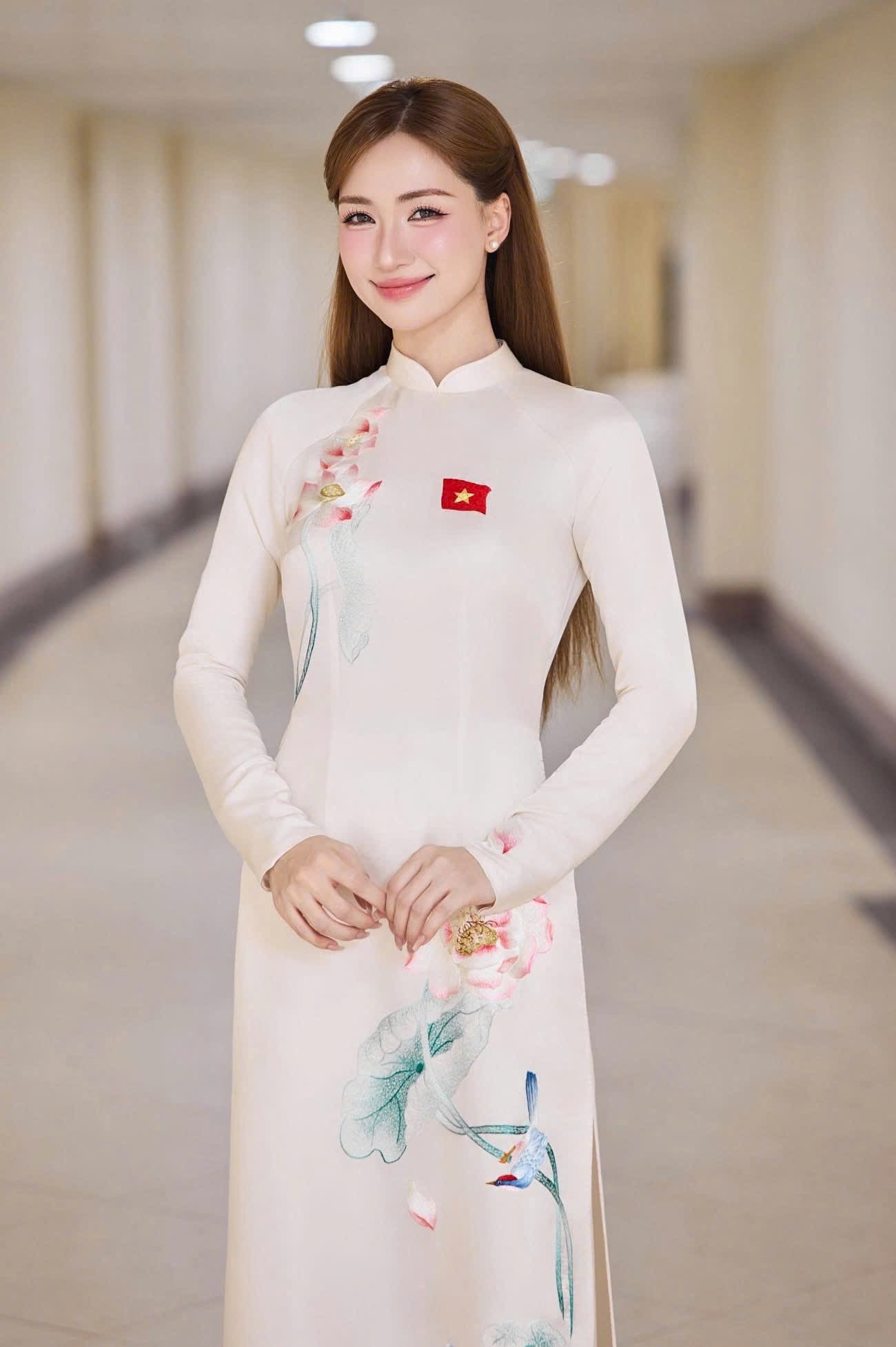 Áo dài lụa kèm cài huy hiệu và khăn bé gái