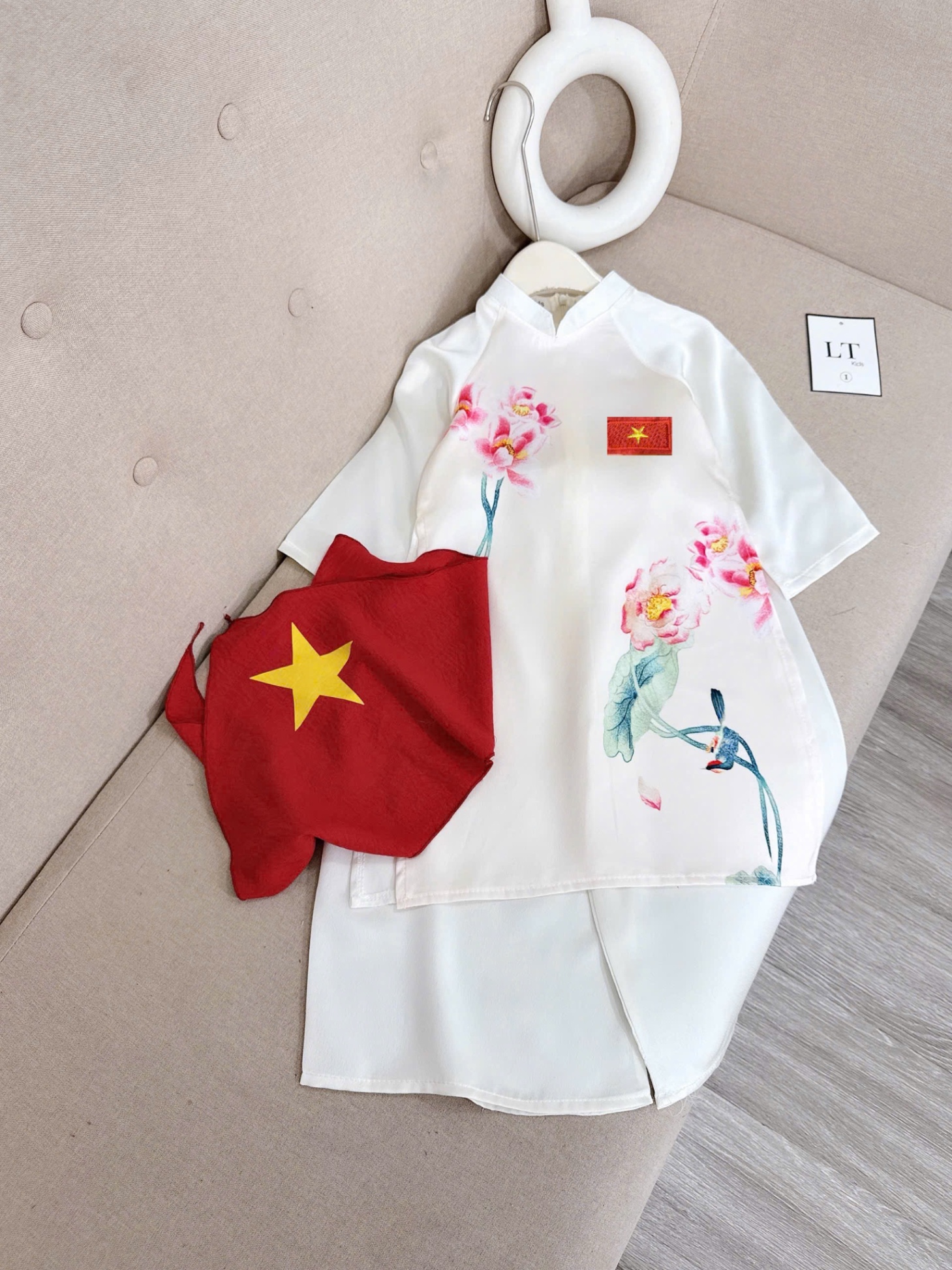 Áo dài lụa kèm cài huy hiệu và khăn bé gái