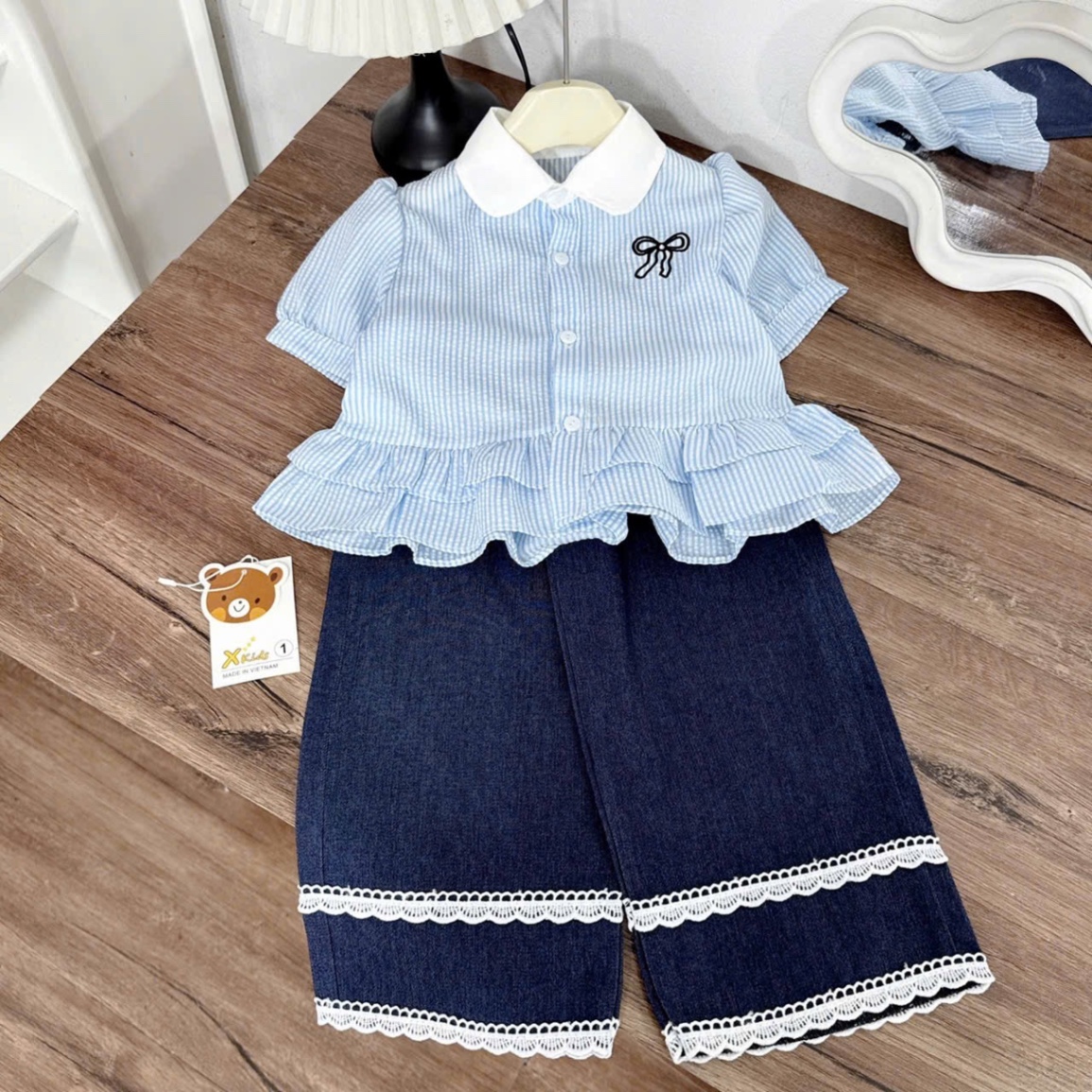 Sét áo sơ mi kẻ hồng xah hình nơ quần bò xuông bé gái