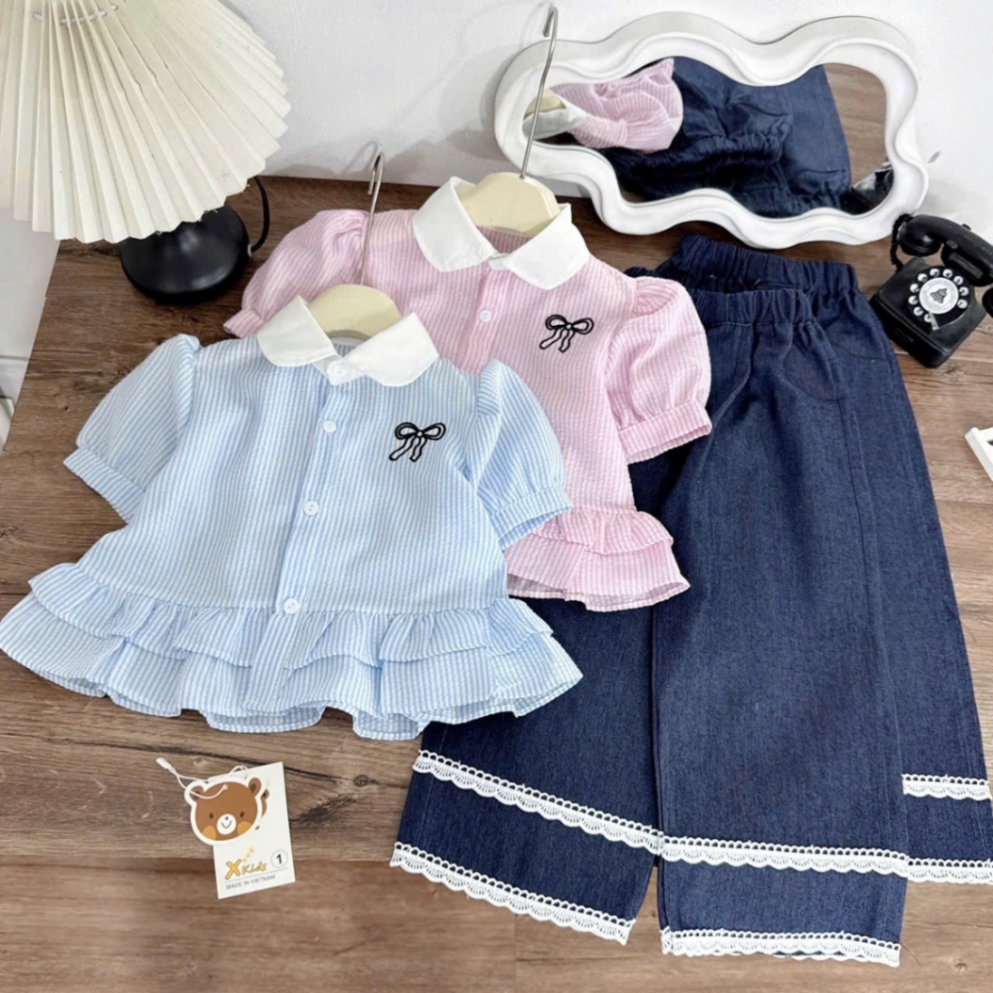 Sét áo sơ mi kẻ hồng xah hình nơ quần bò xuông bé gái