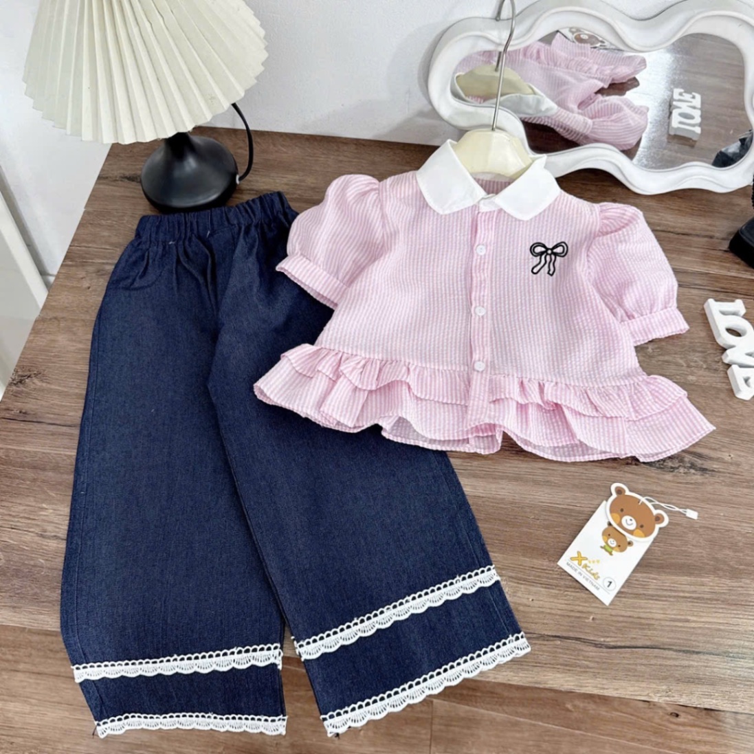 Sét áo sơ mi kẻ hồng xah hình nơ quần bò xuông bé gái