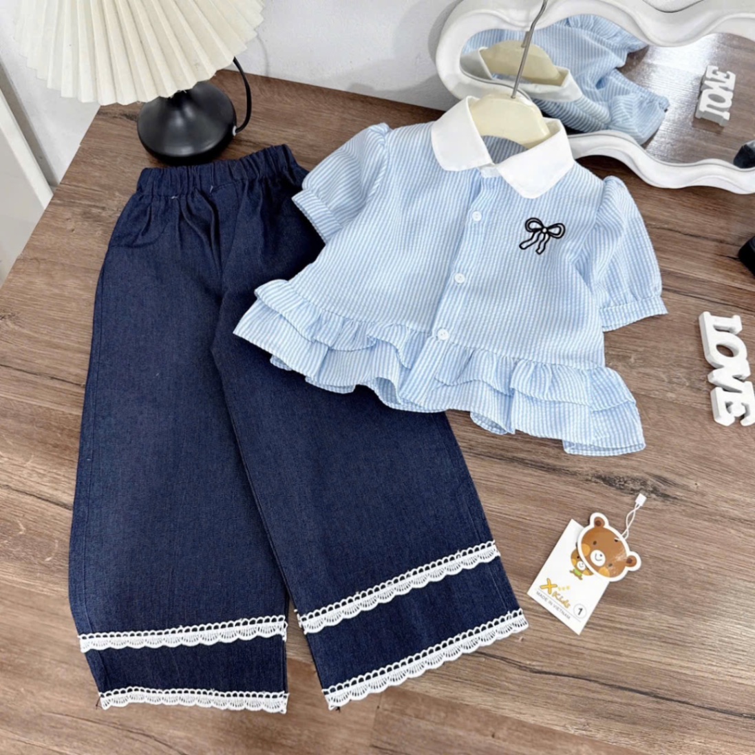Sét áo sơ mi kẻ hồng xah hình nơ quần bò xuông bé gái