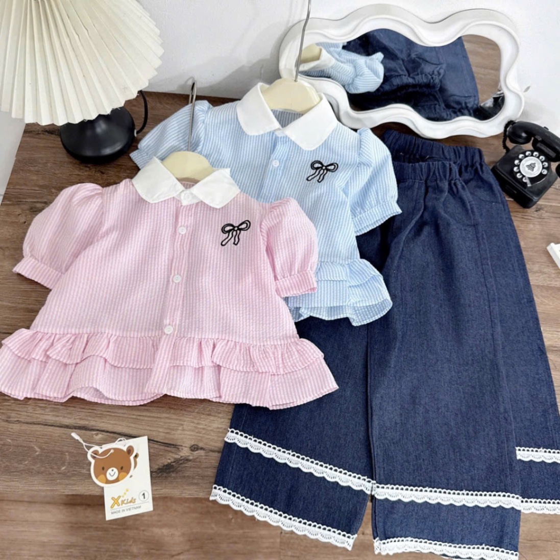 Sét áo sơ mi kẻ hồng xah hình nơ quần bò xuông bé gái
