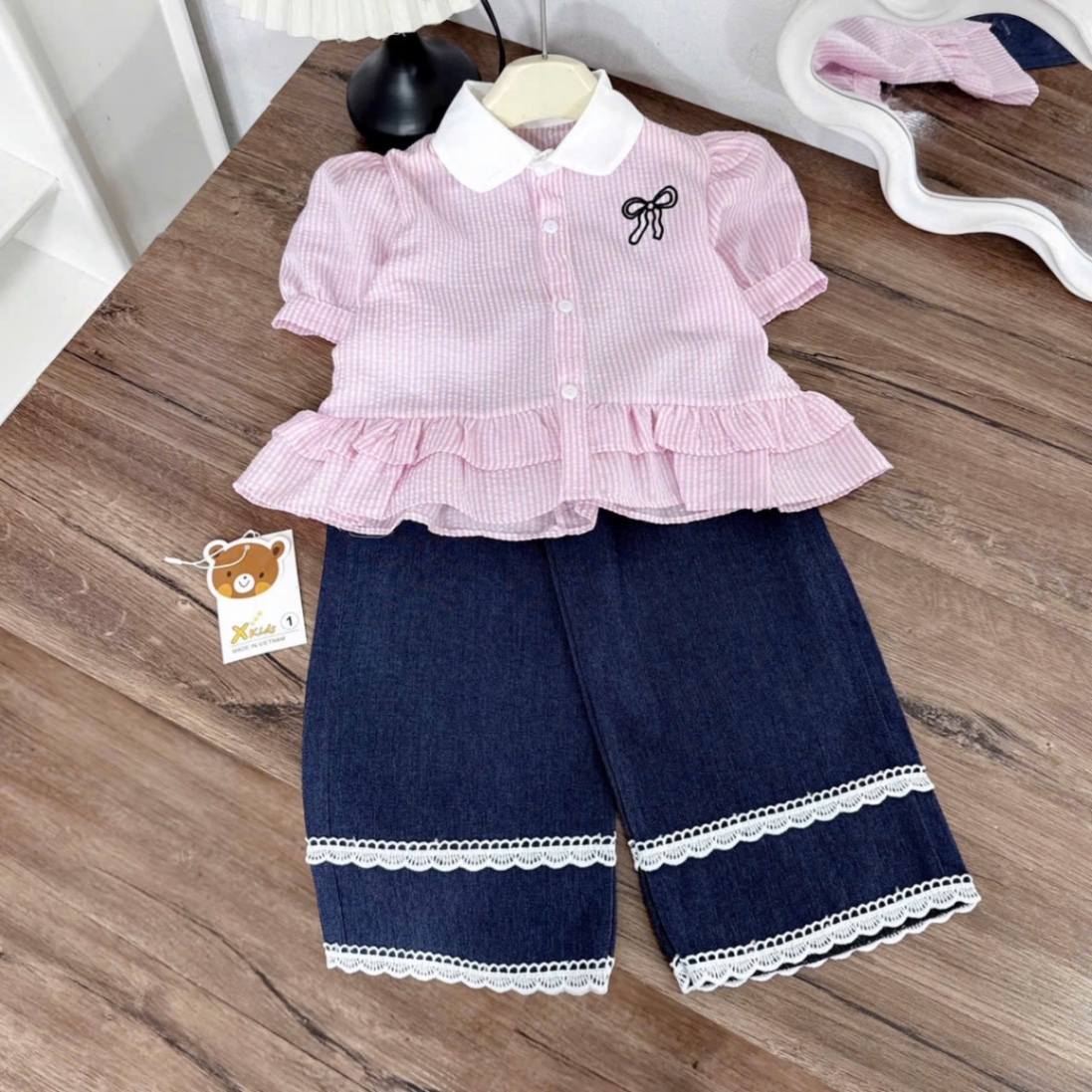 Sét áo sơ mi kẻ hồng xah hình nơ quần bò xuông bé gái