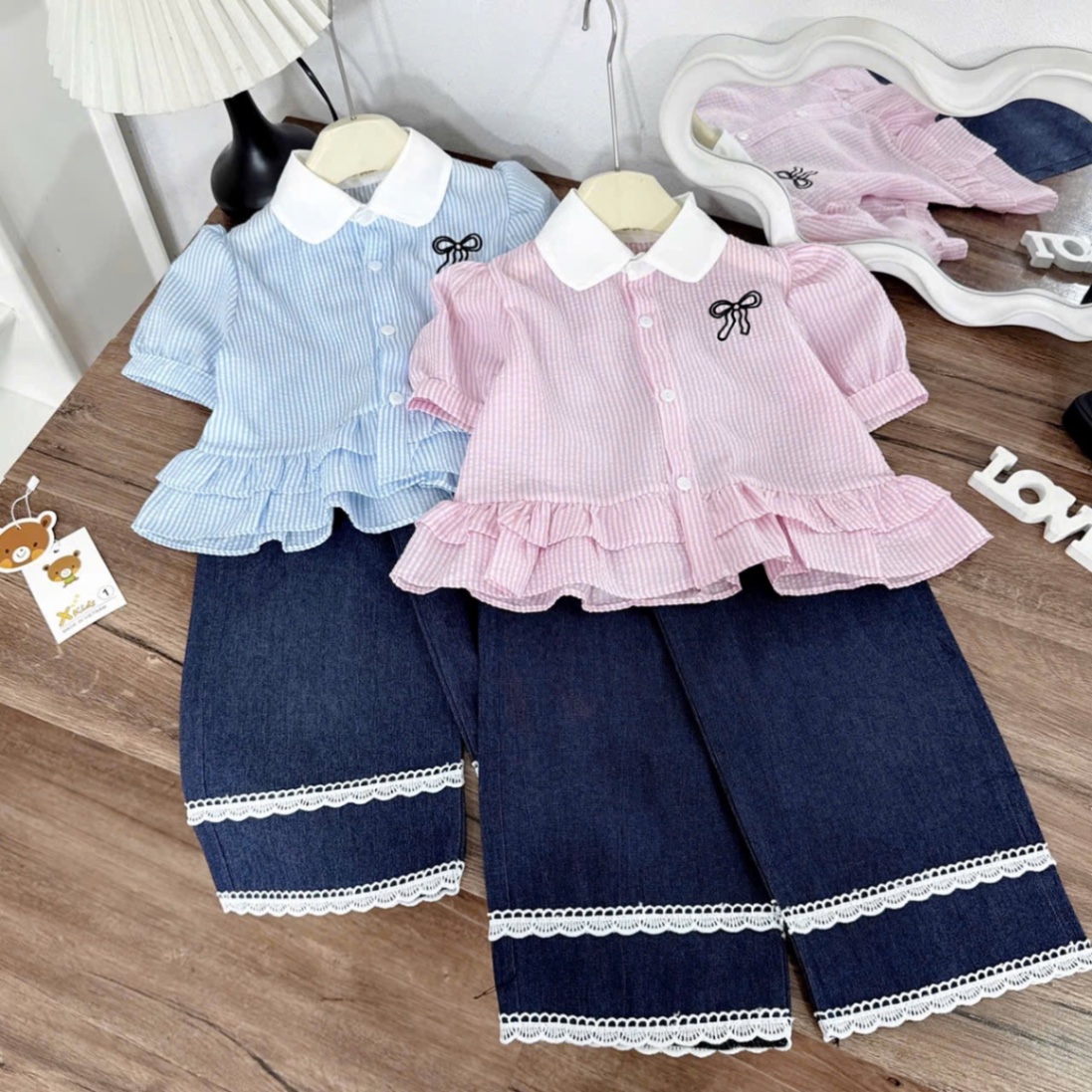 Sét áo sơ mi kẻ hồng xah hình nơ quần bò xuông bé gái