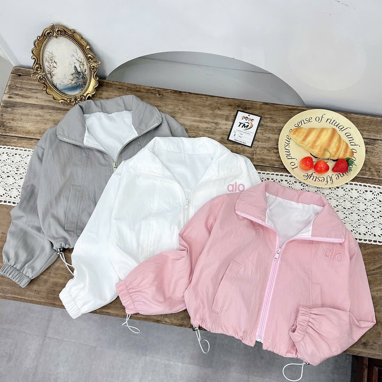 Áo gió hình cô gái búi tóc bé gái