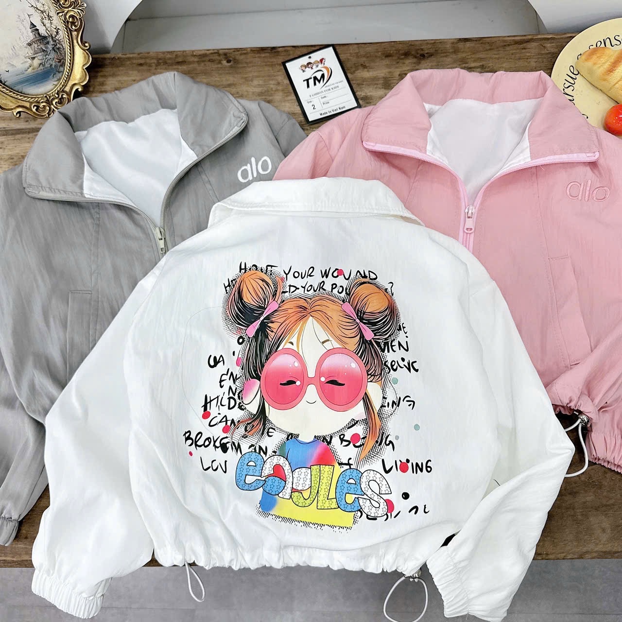 Áo gió hình cô gái búi tóc bé gái