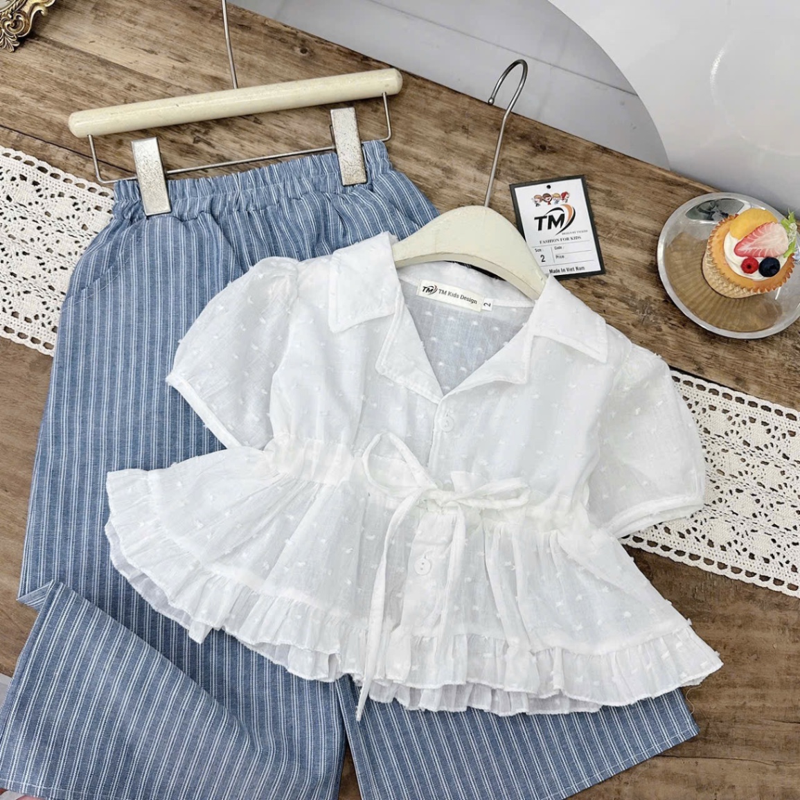 Sét áo trắng dây eo quần xuông sọc kẻ bé gái