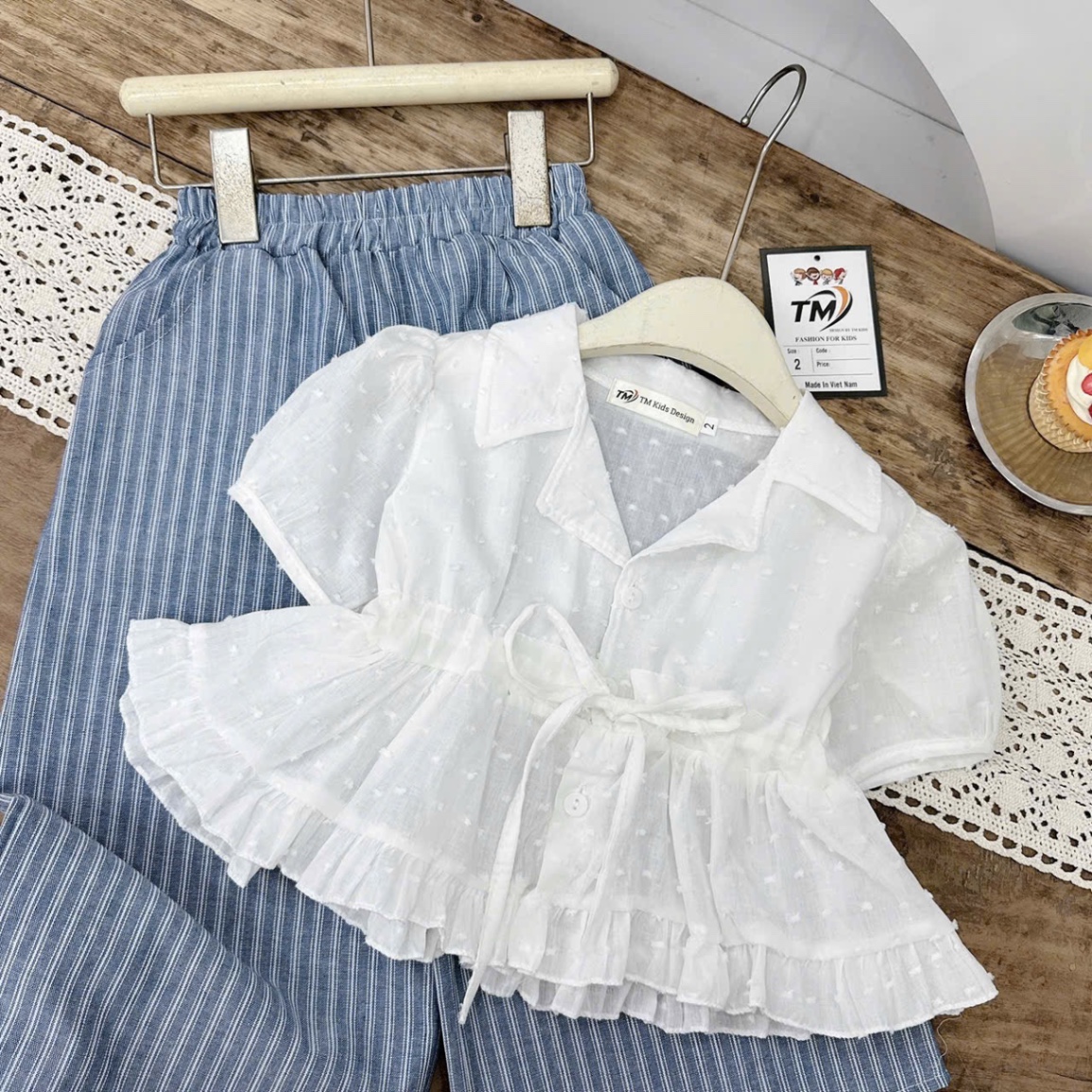 Sét áo trắng dây eo quần xuông sọc kẻ bé gái