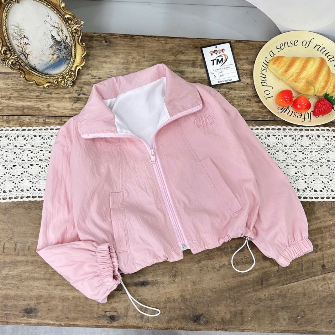 Áo gió hình cô gái búi tóc bé gái