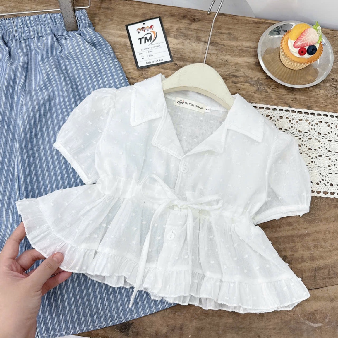 Sét áo trắng dây eo quần xuông sọc kẻ bé gái