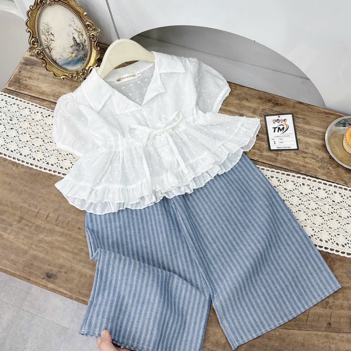 Sét áo trắng dây eo quần xuông sọc kẻ bé gái