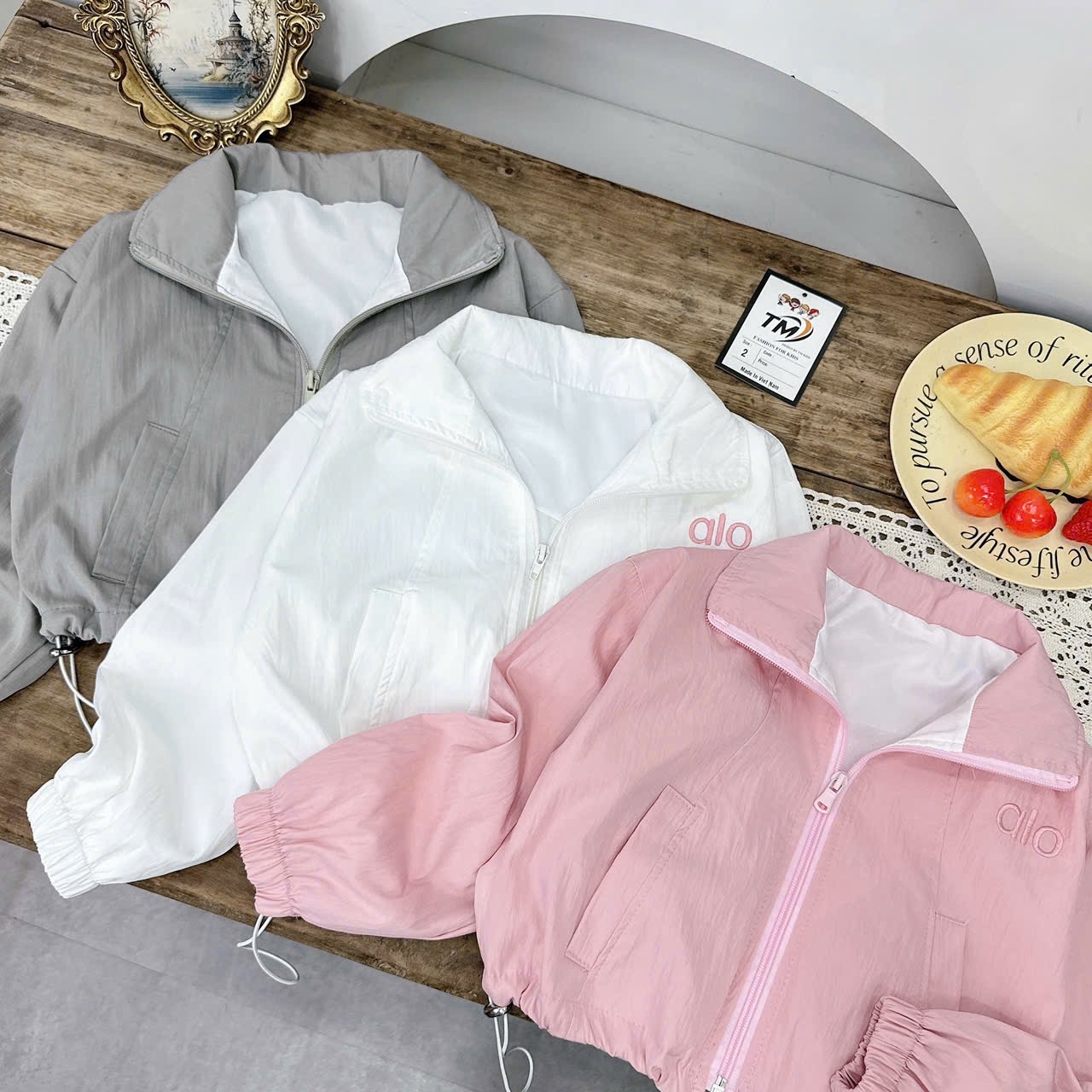 Áo gió hình cô gái búi tóc bé gái