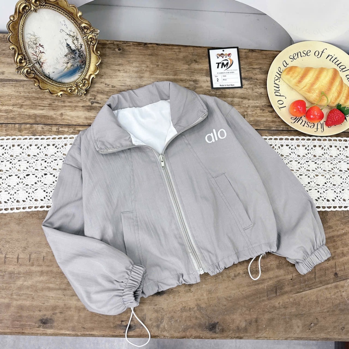 Áo gió hình cô gái búi tóc bé gái