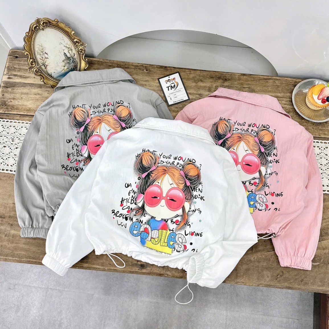 Áo gió hình cô gái búi tóc bé gái