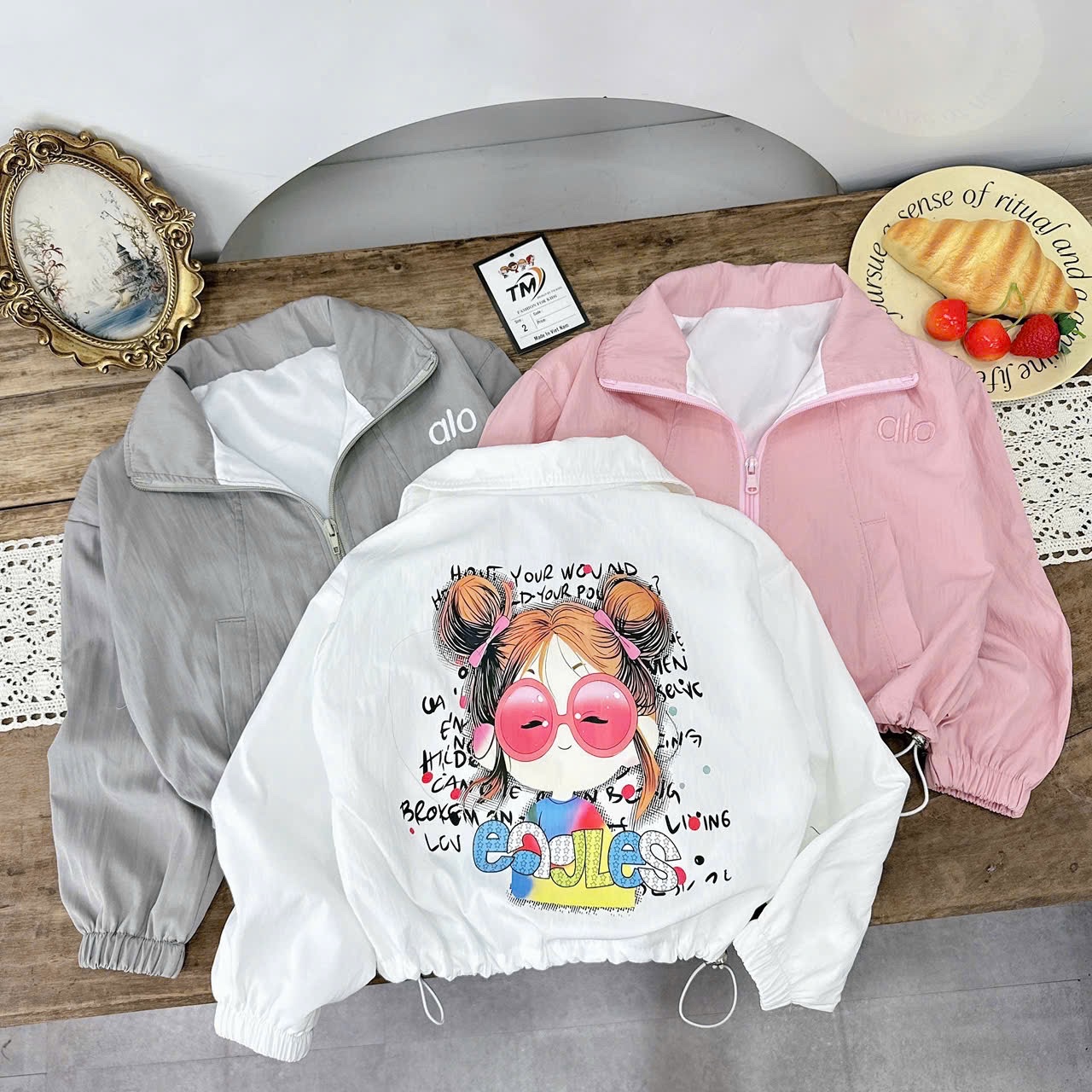 Áo gió hình cô gái búi tóc bé gái