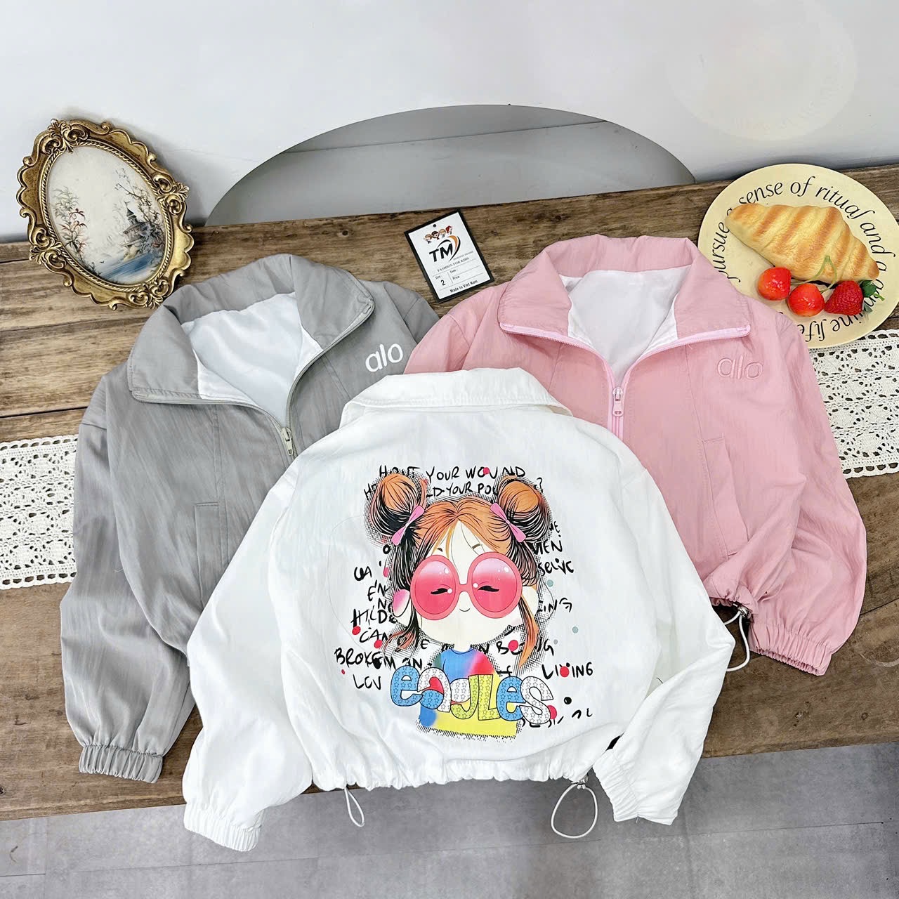 Áo gió hình cô gái búi tóc bé gái