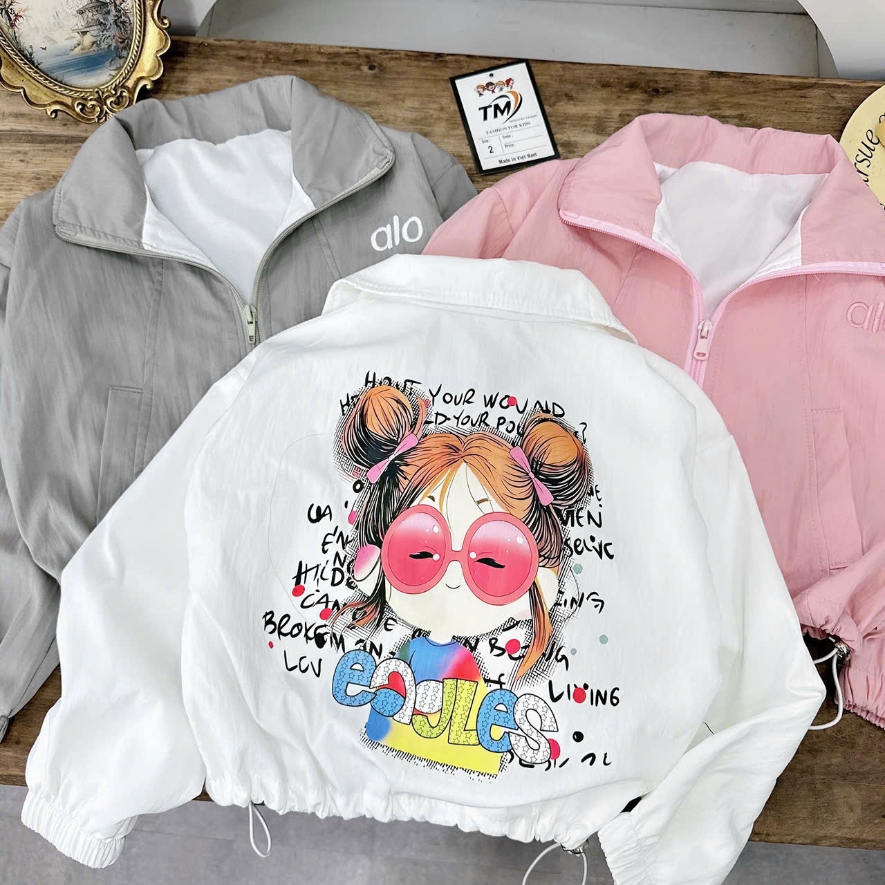 Áo gió hình cô gái búi tóc bé gái