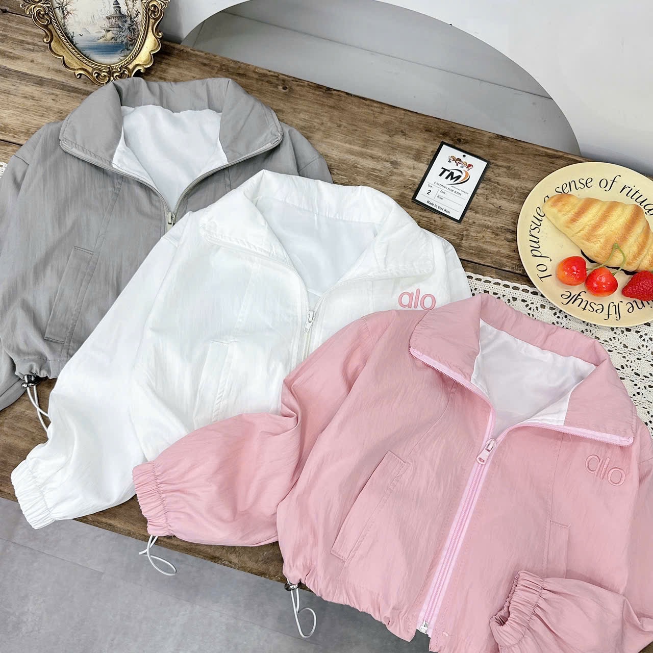 Áo gió hình cô gái búi tóc bé gái