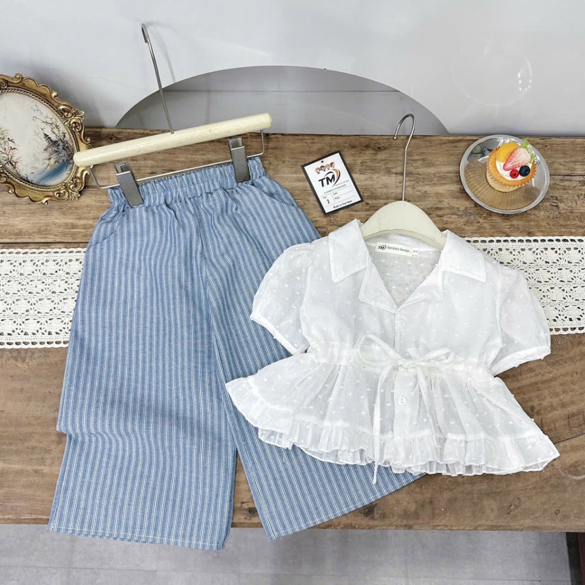 Sét áo trắng dây eo quần xuông sọc kẻ bé gái