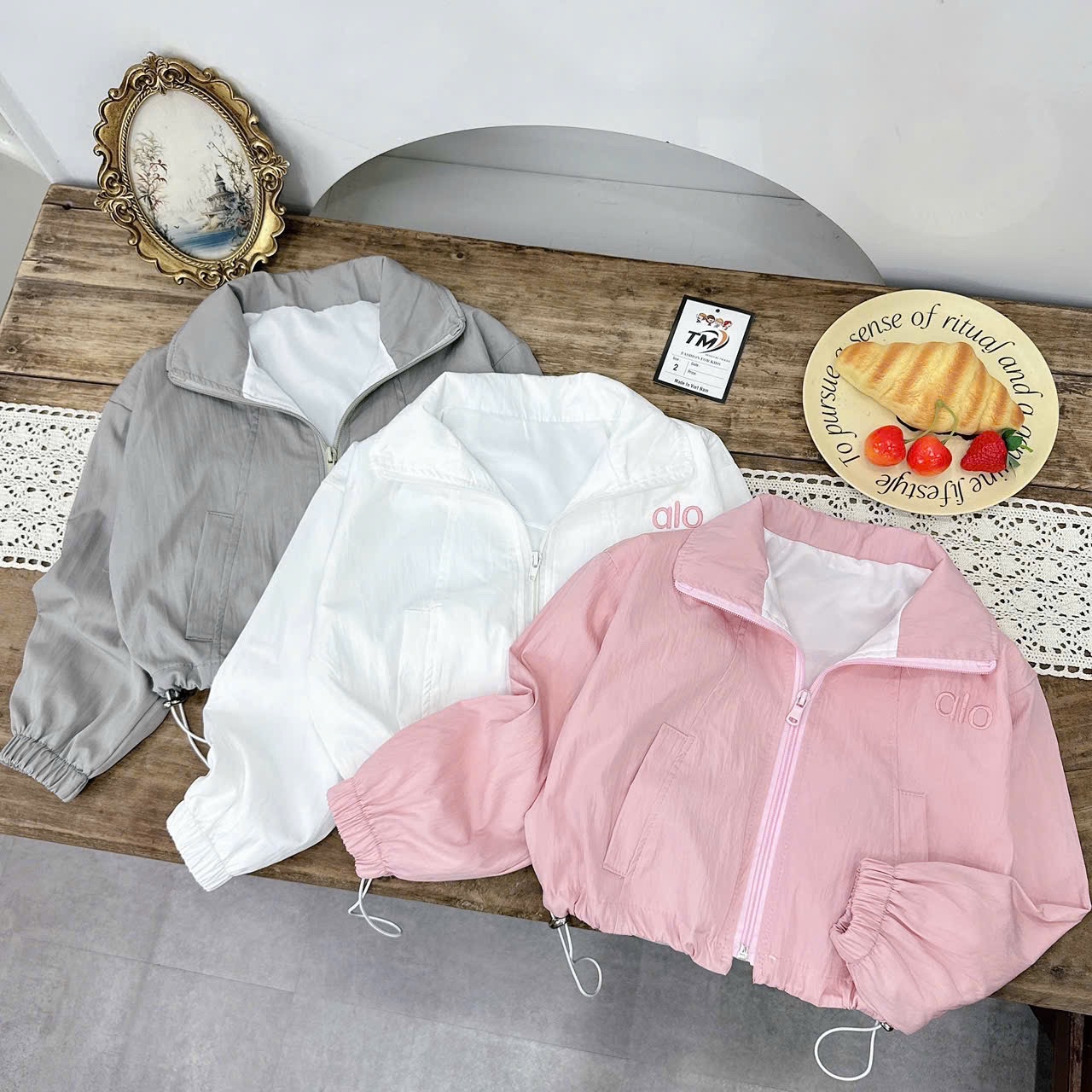 Áo gió hình cô gái búi tóc bé gái