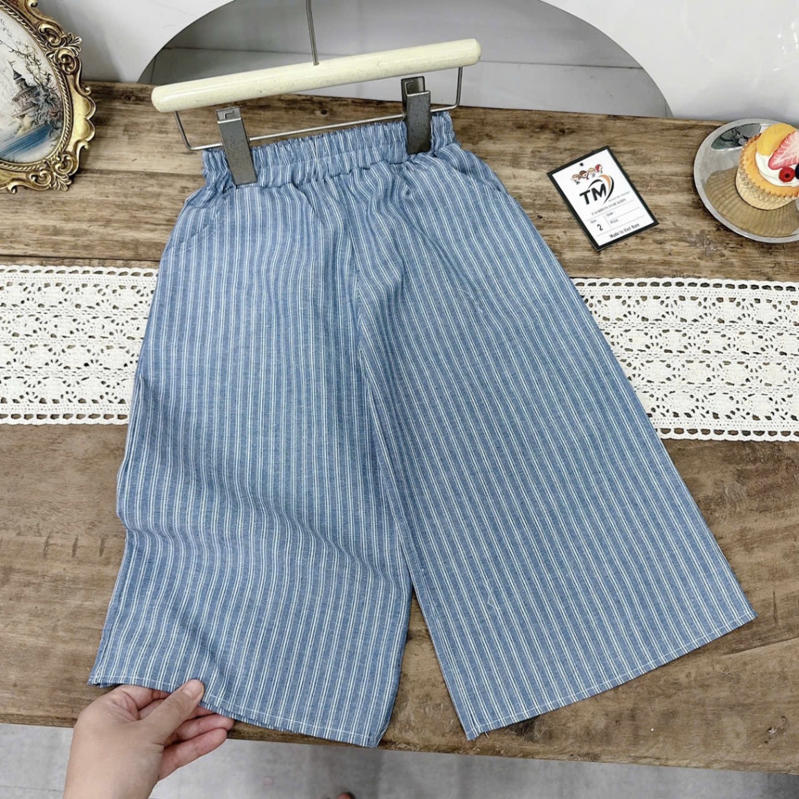 Sét áo trắng dây eo quần xuông sọc kẻ bé gái