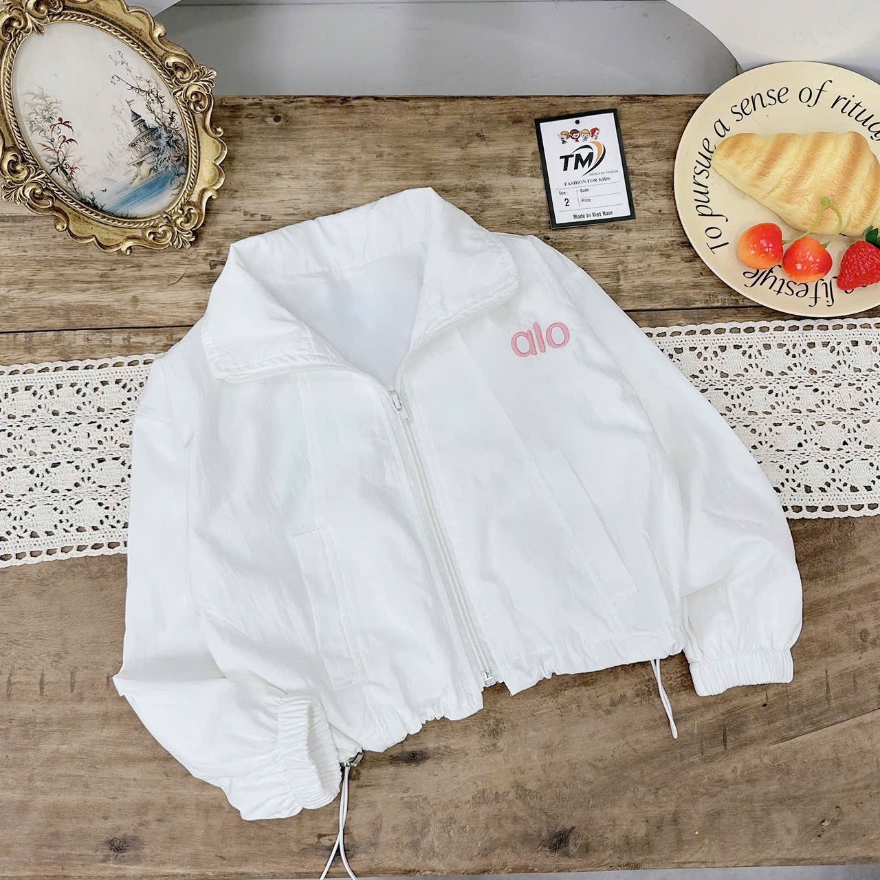 Áo gió hình cô gái búi tóc bé gái