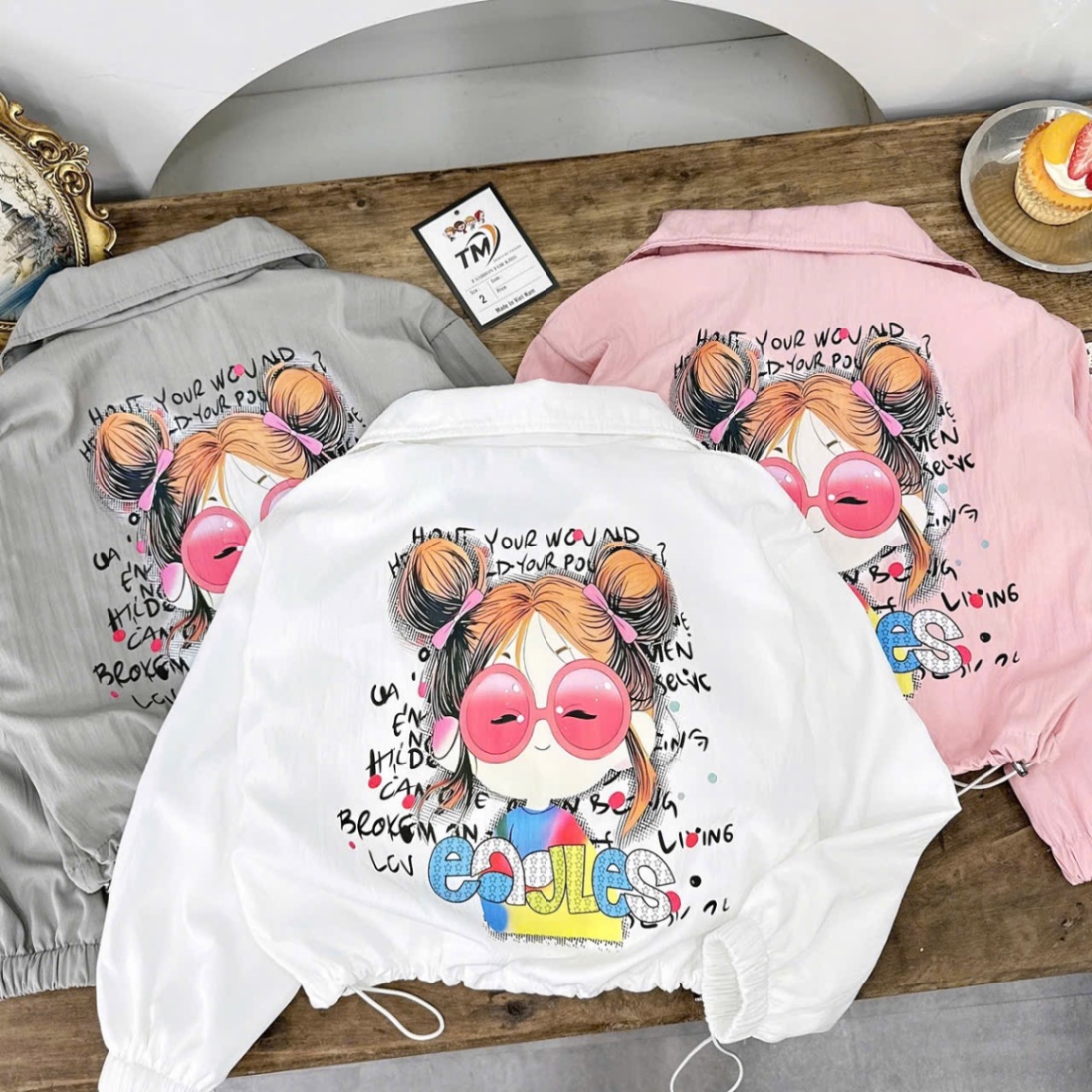 Áo gió hình cô gái búi tóc bé gái