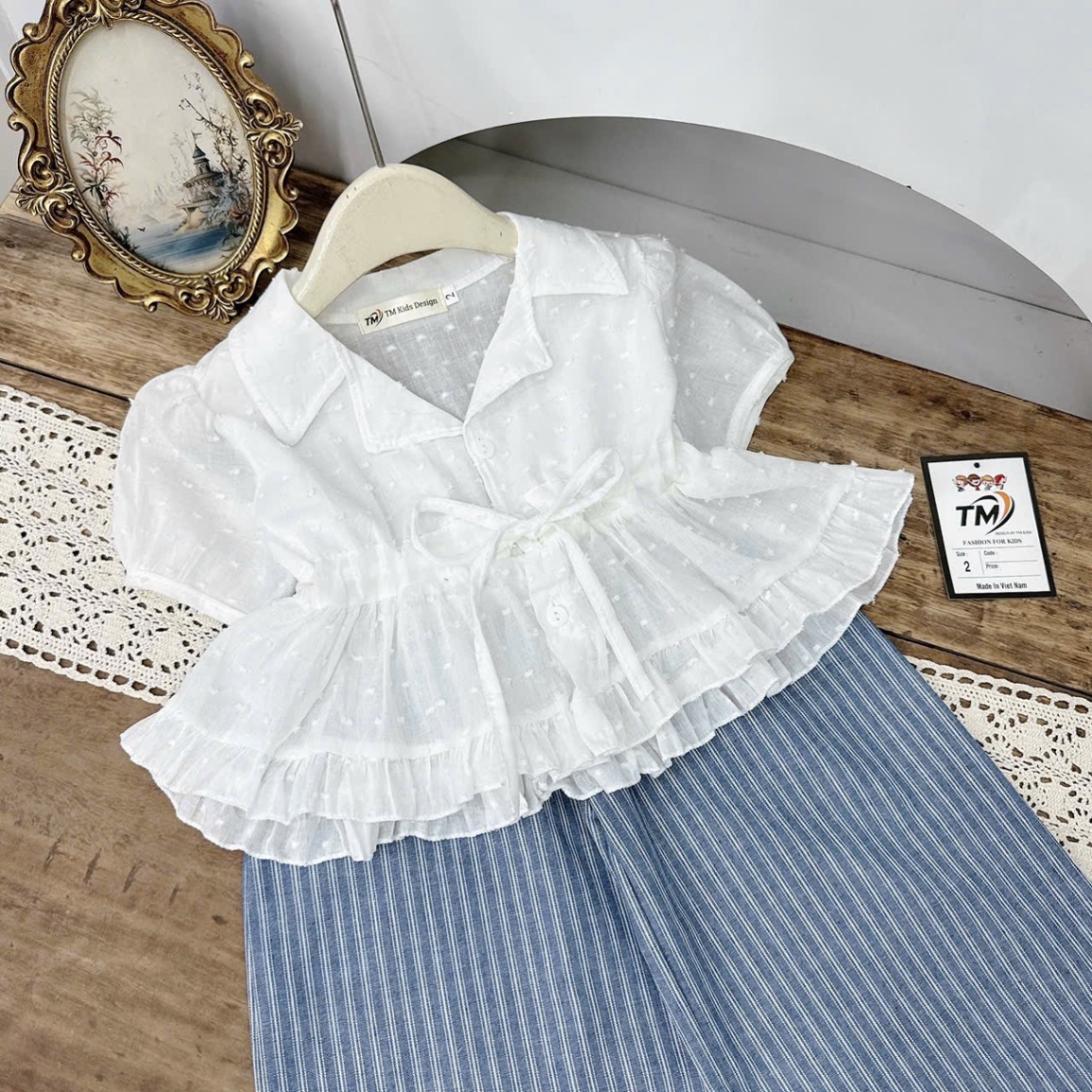 Sét áo trắng dây eo quần xuông sọc kẻ bé gái