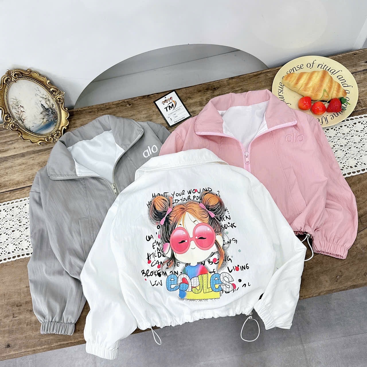 Áo gió hình cô gái búi tóc bé gái