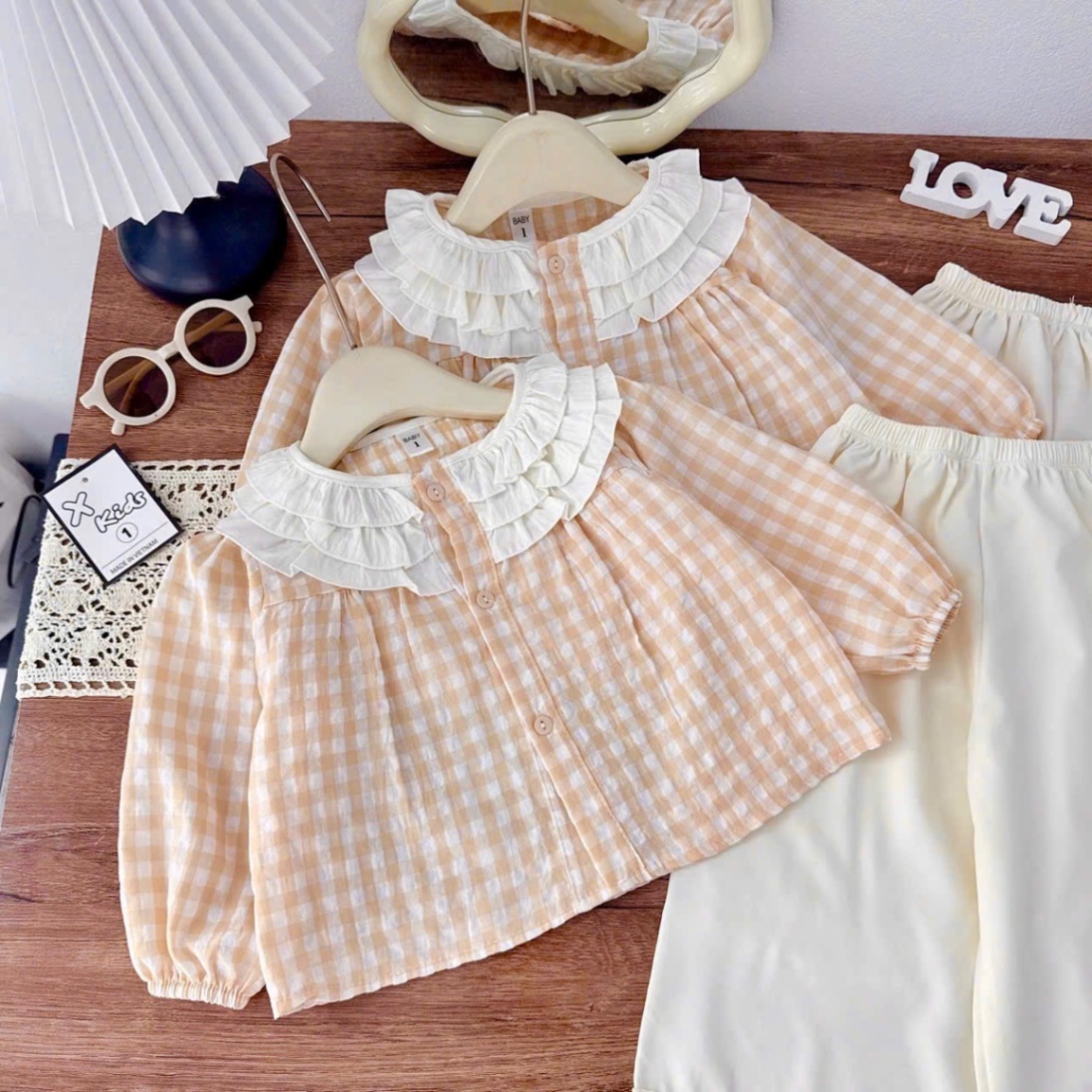 Sét áo kẻ caro cổ bèo quần xuông bé gái
