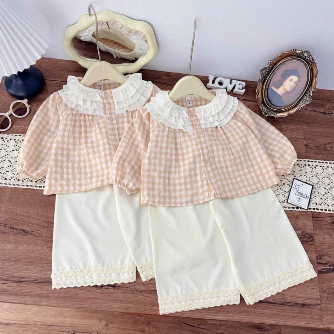 Sét áo kẻ caro cổ bèo quần xuông bé gái