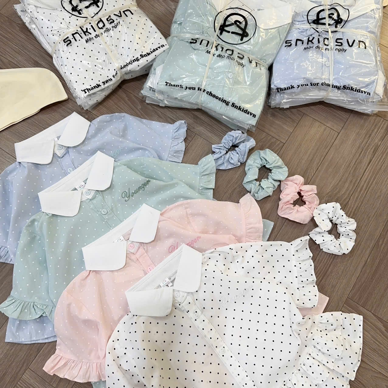 áo sơ mi chấm bi cổ trắng bé gái