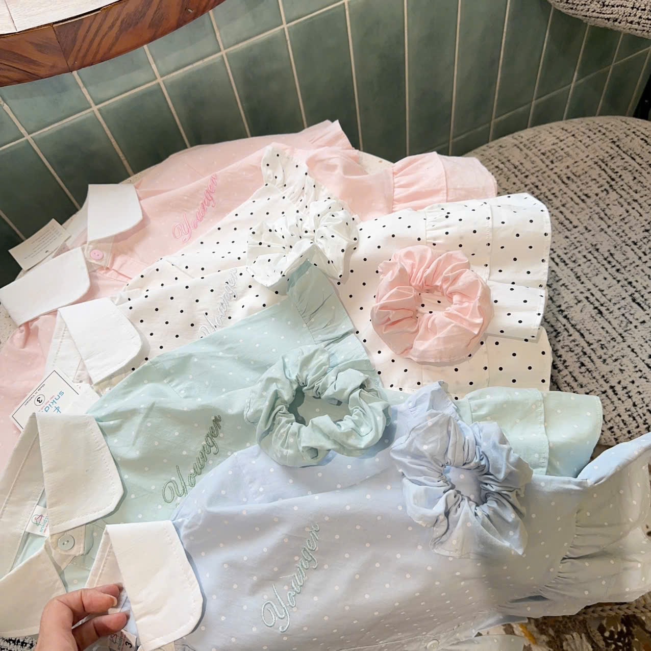 áo sơ mi chấm bi cổ trắng bé gái