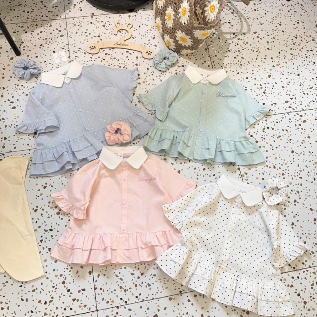 áo sơ mi chấm bi cổ trắng bé gái