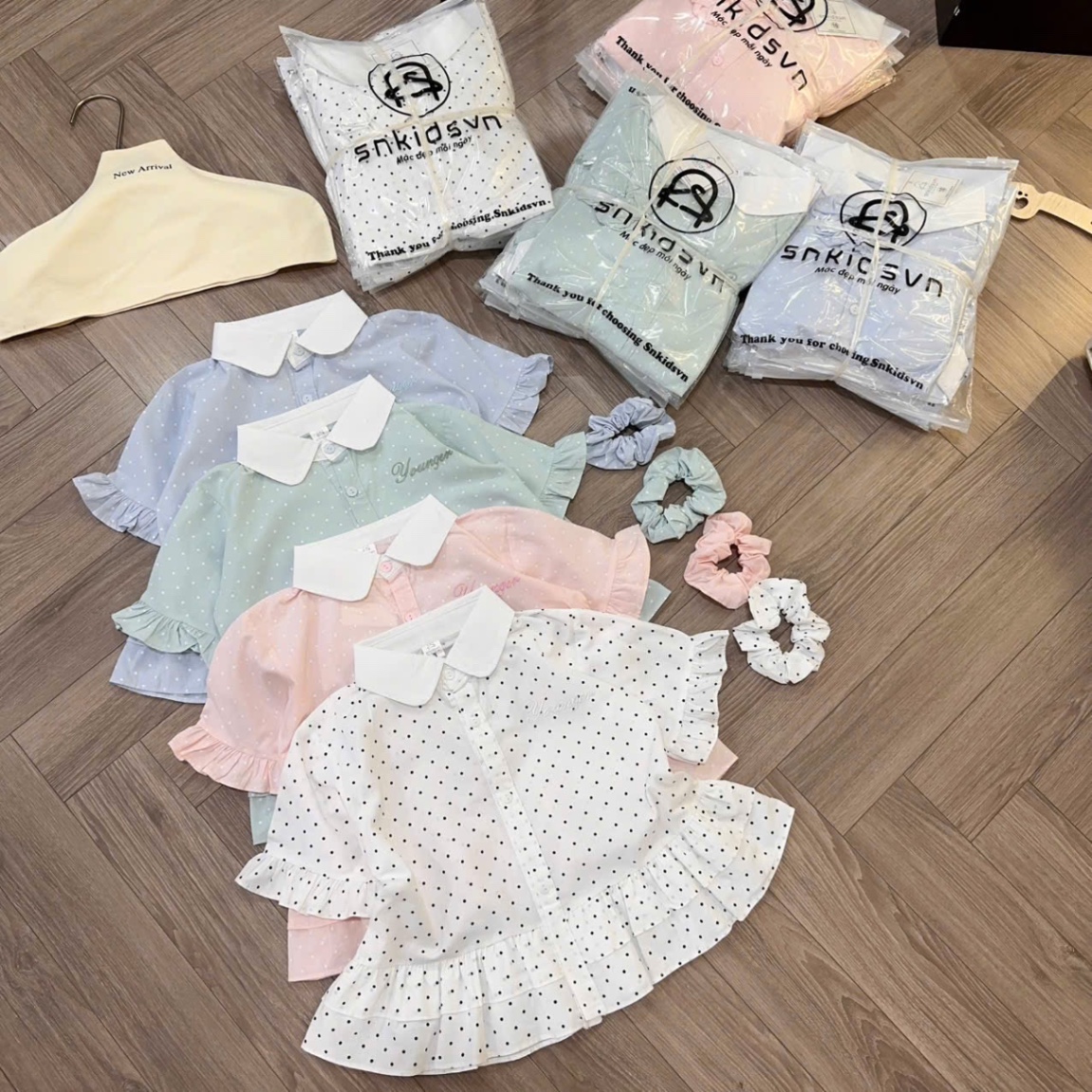 áo sơ mi chấm bi cổ trắng bé gái