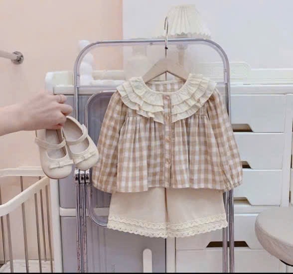 Sét áo kẻ caro cổ bèo quần xuông bé gái