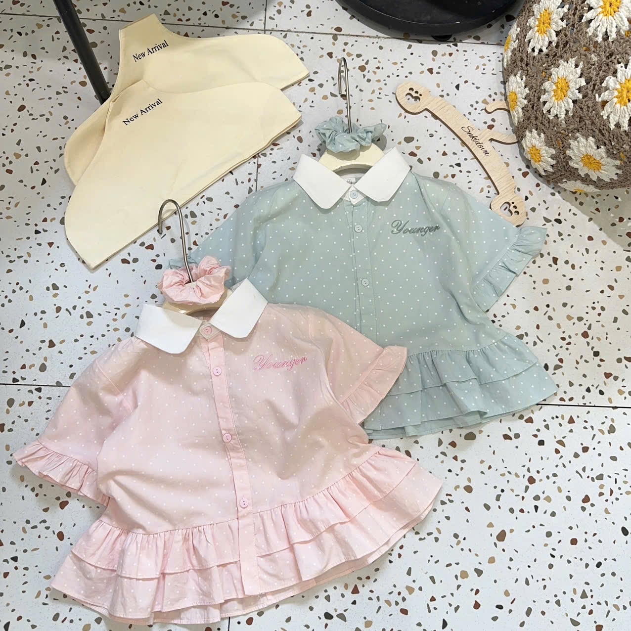 áo sơ mi chấm bi cổ trắng bé gái