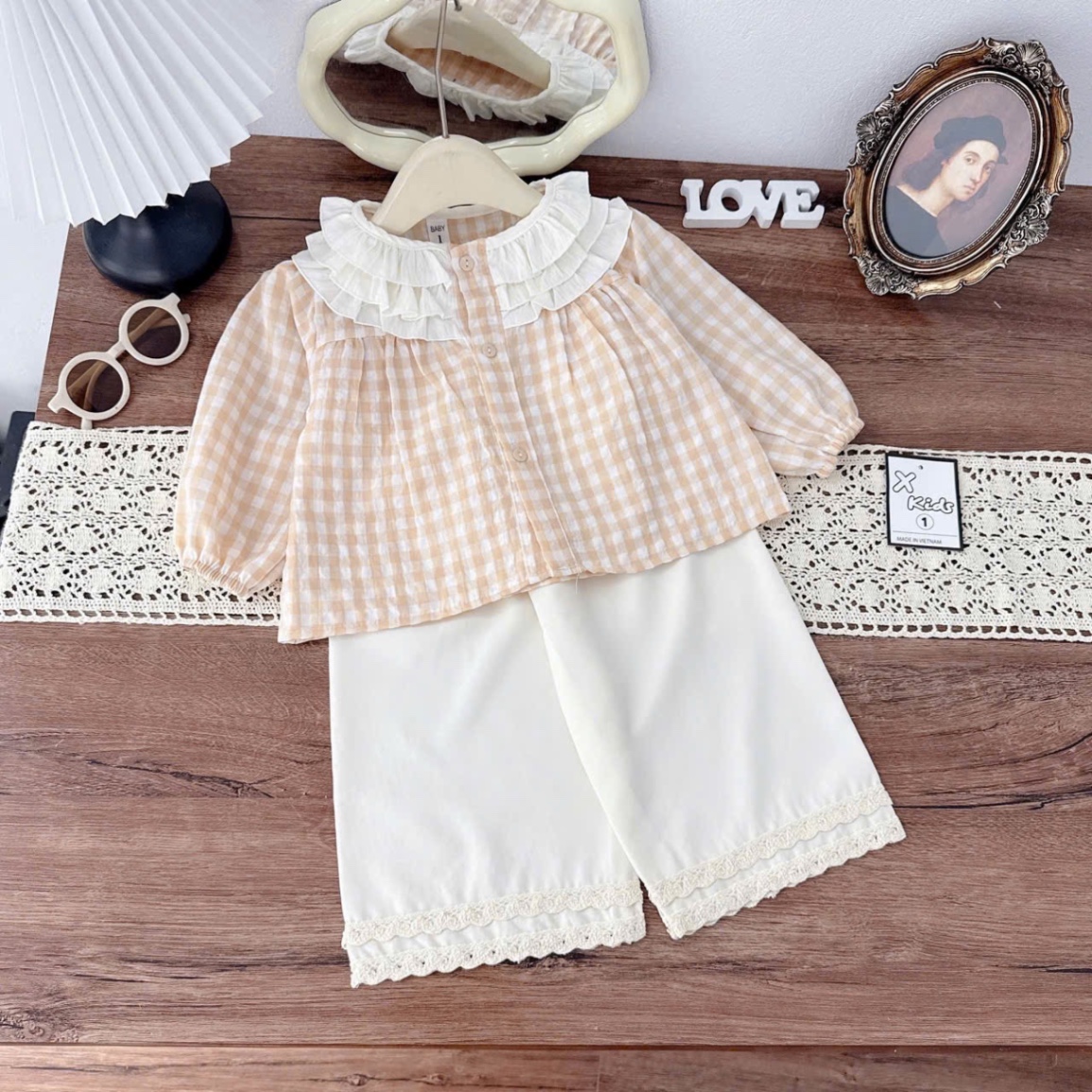 Sét áo kẻ caro cổ bèo quần xuông bé gái