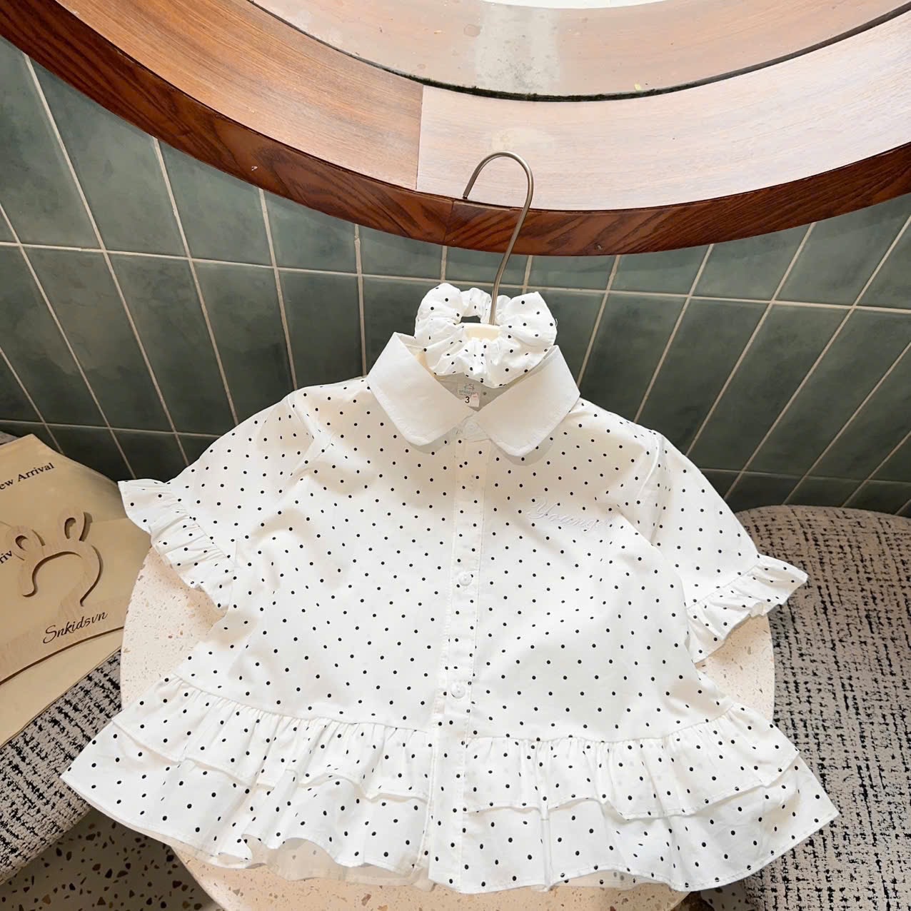 áo sơ mi chấm bi cổ trắng bé gái