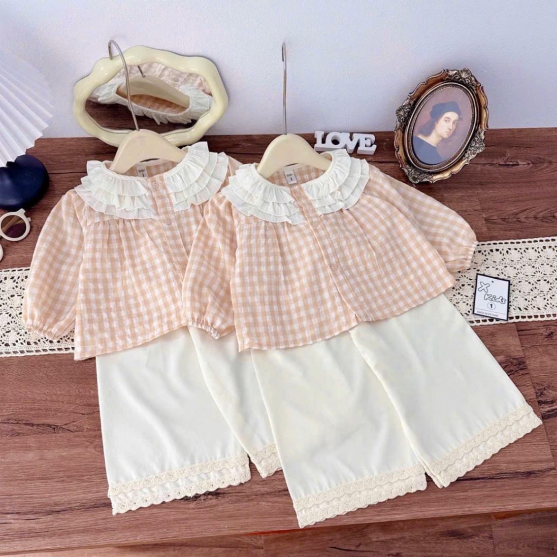 Sét áo kẻ caro cổ bèo quần xuông bé gái