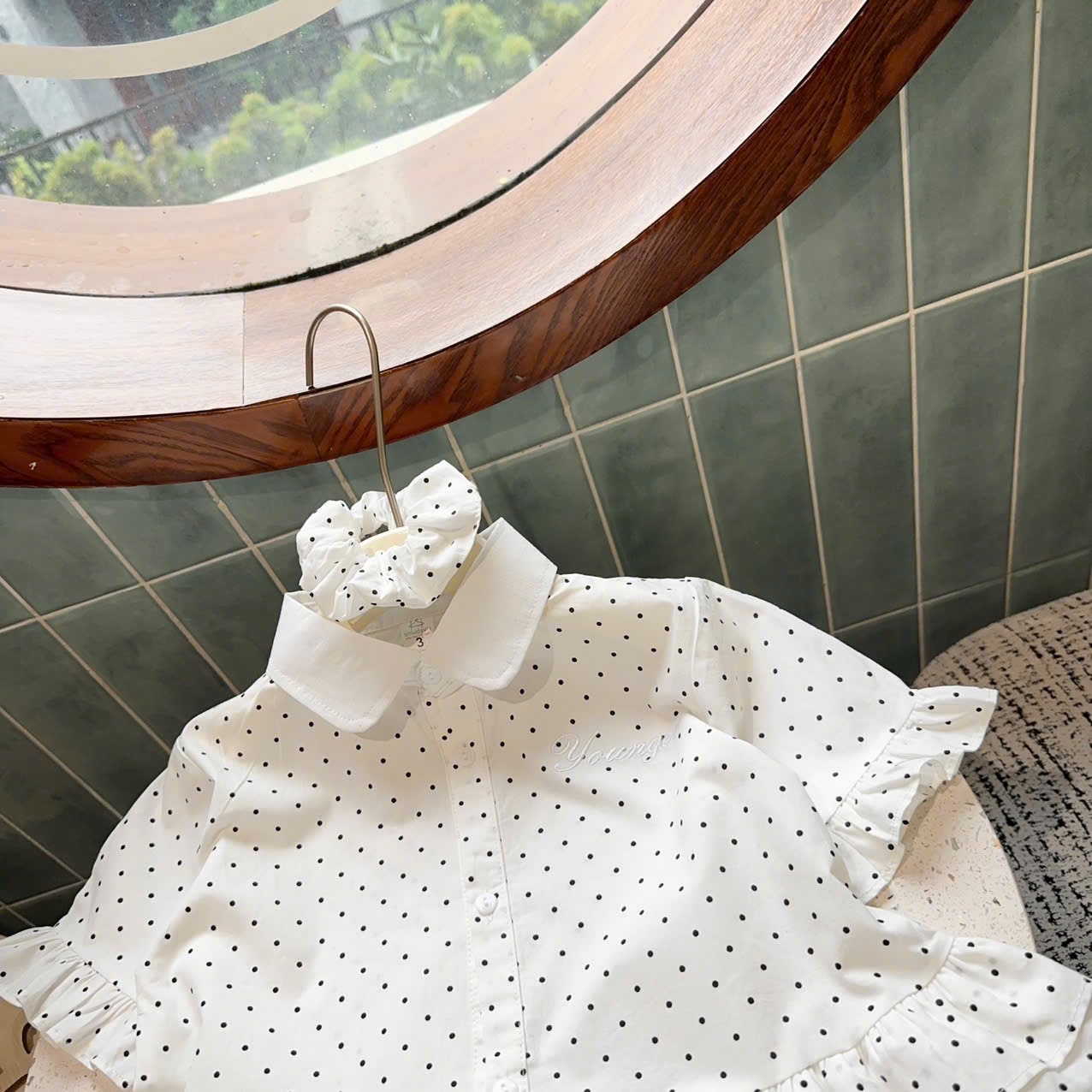 áo sơ mi chấm bi cổ trắng bé gái