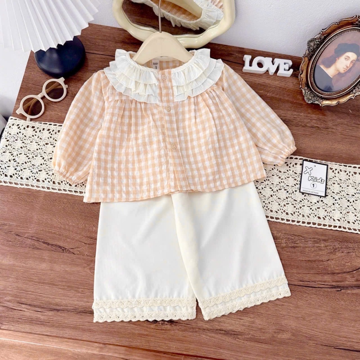 Sét áo kẻ caro cổ bèo quần xuông bé gái