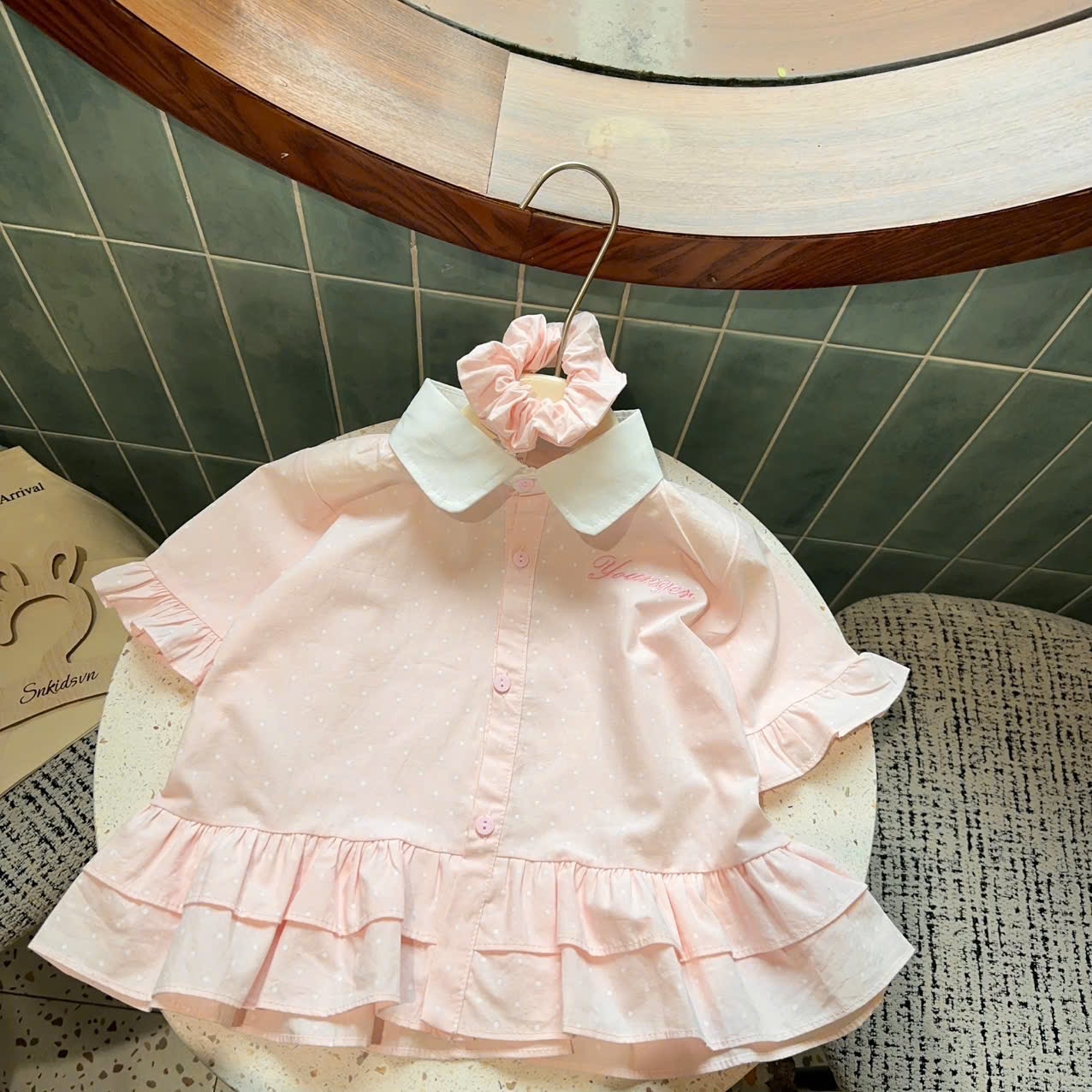 áo sơ mi chấm bi cổ trắng bé gái