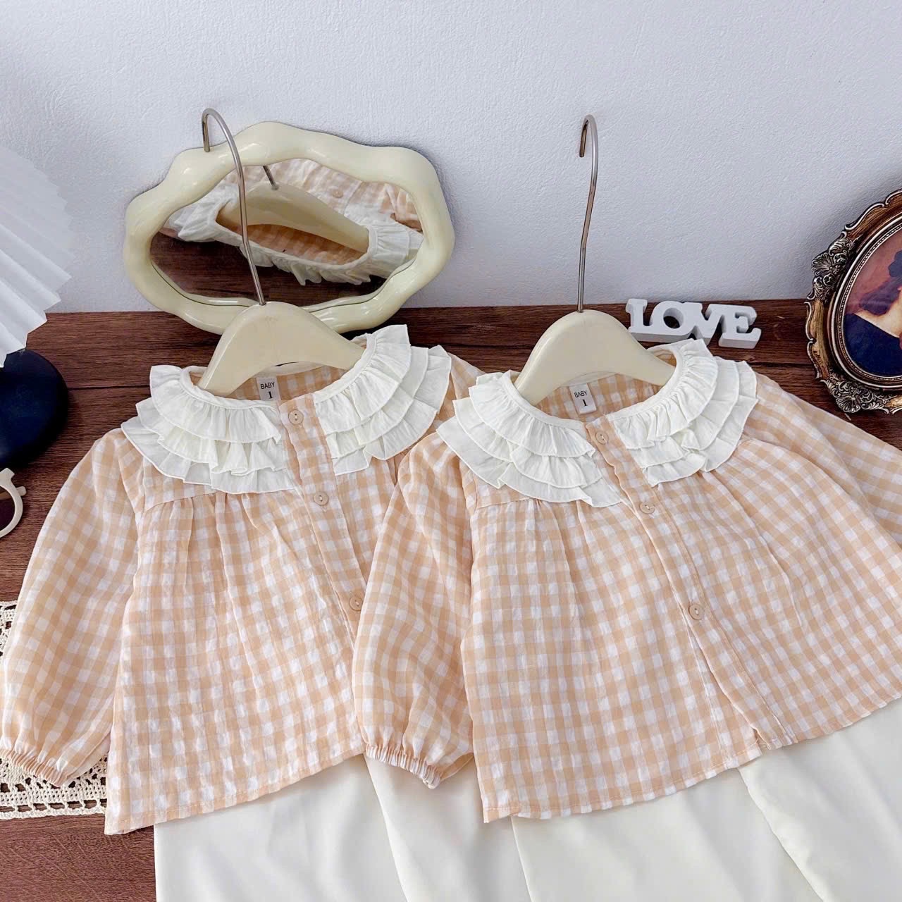 Sét áo kẻ caro cổ bèo quần xuông bé gái