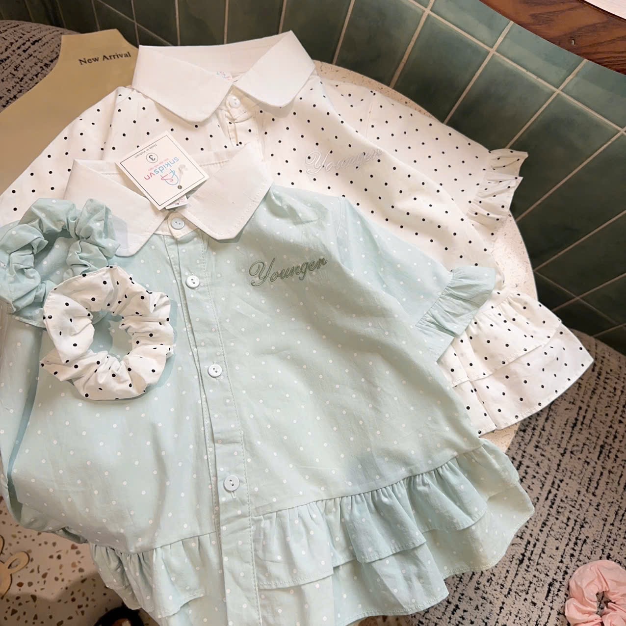 áo sơ mi chấm bi cổ trắng bé gái