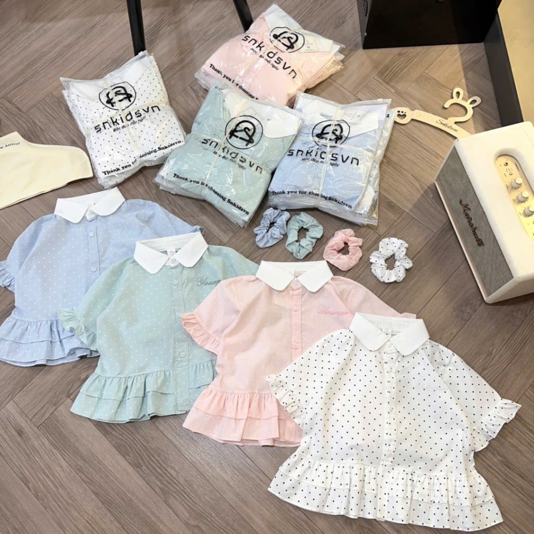 áo sơ mi chấm bi cổ trắng bé gái