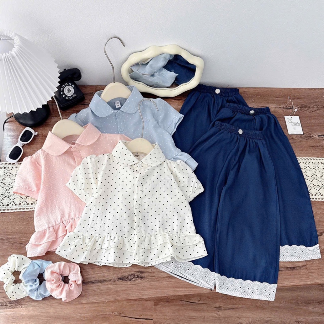 Sét áo sơ mi chấm bi quần bò xanh bé gái